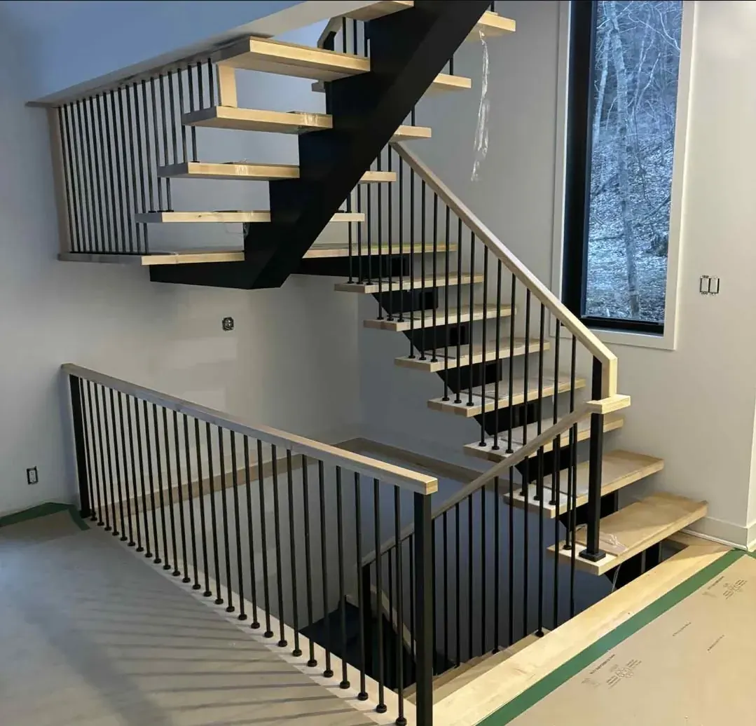 Escalier modulaire en chêne blanc à limon central acier noir et rampe barreaux acier, résidence neuve