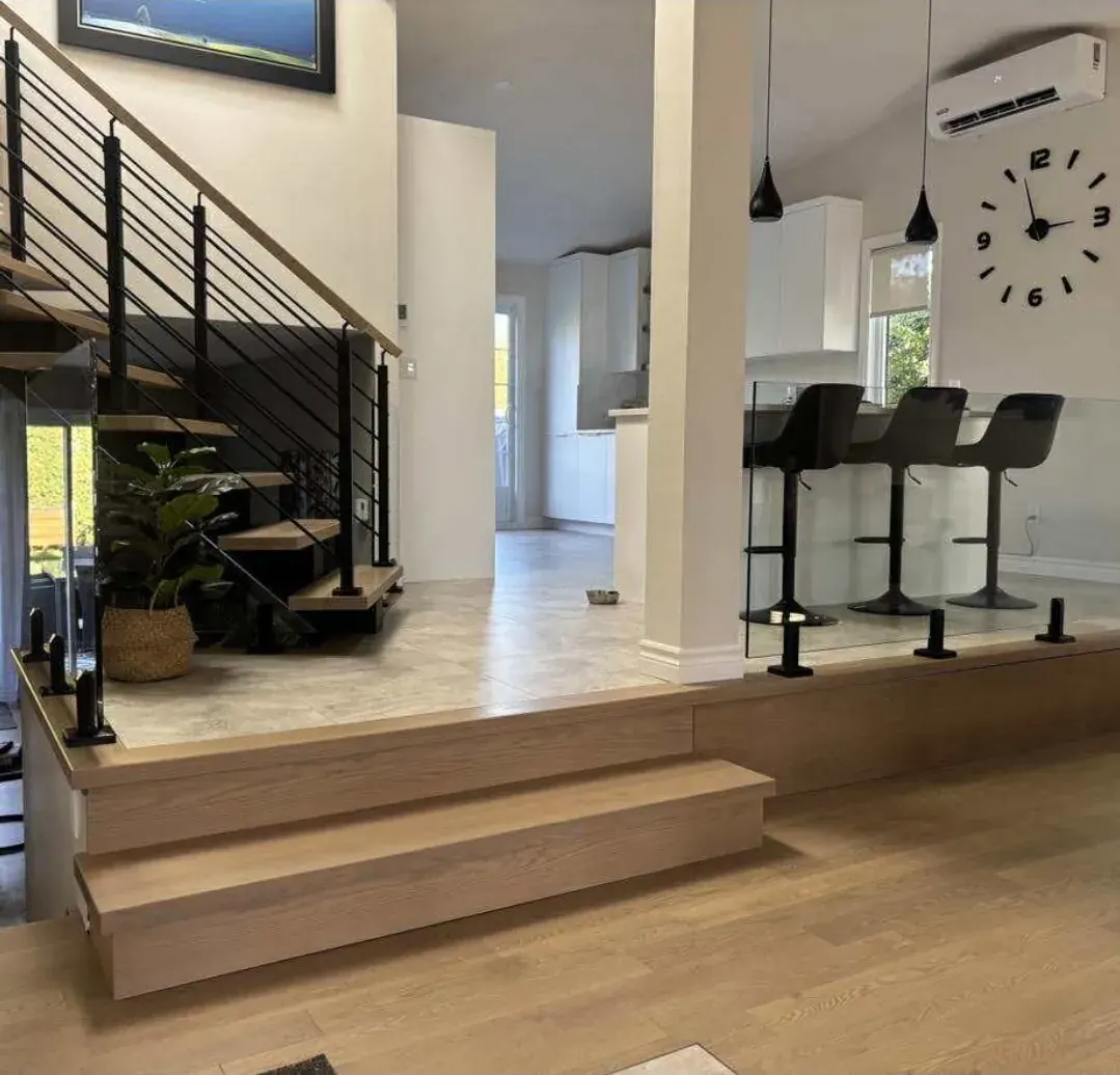 Escalier modulaire chêne blanc avec rampe barreaux acier noir et garde-corps verre, mezzanine résidentielle