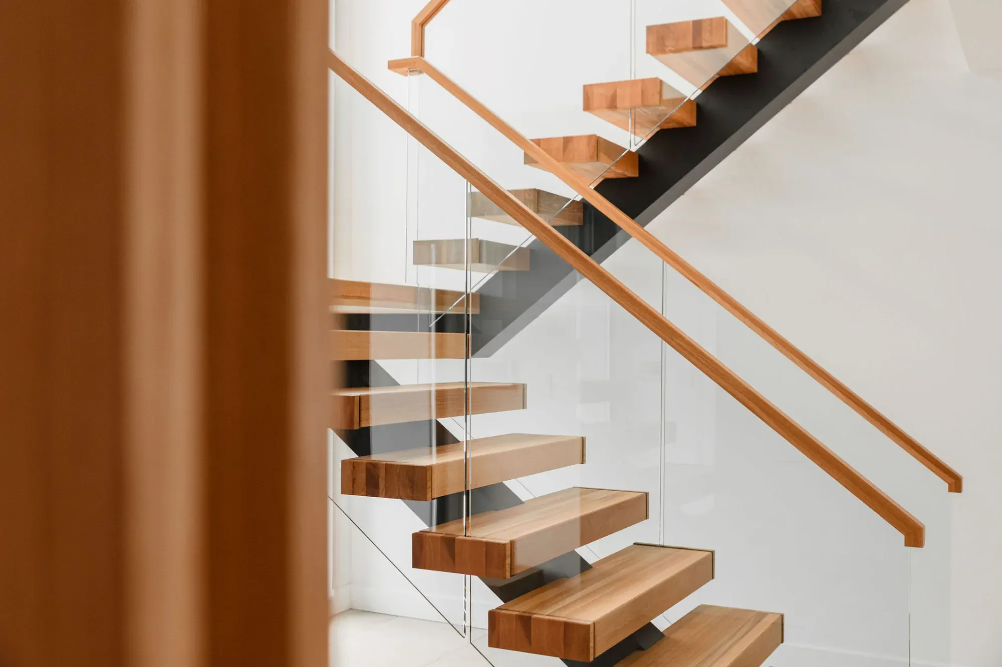 Escalier en chêne blanc avec rampe chêne blanc, garde-corps verre et base live edge, escalier sur mesure Laval