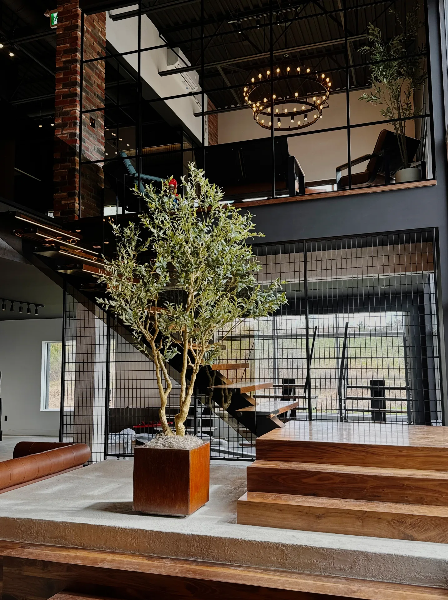 Escalier noyer massif et époxy noir avec rampes ambre rétroéclairées LED, showroom Concept M Rustique Gatineau